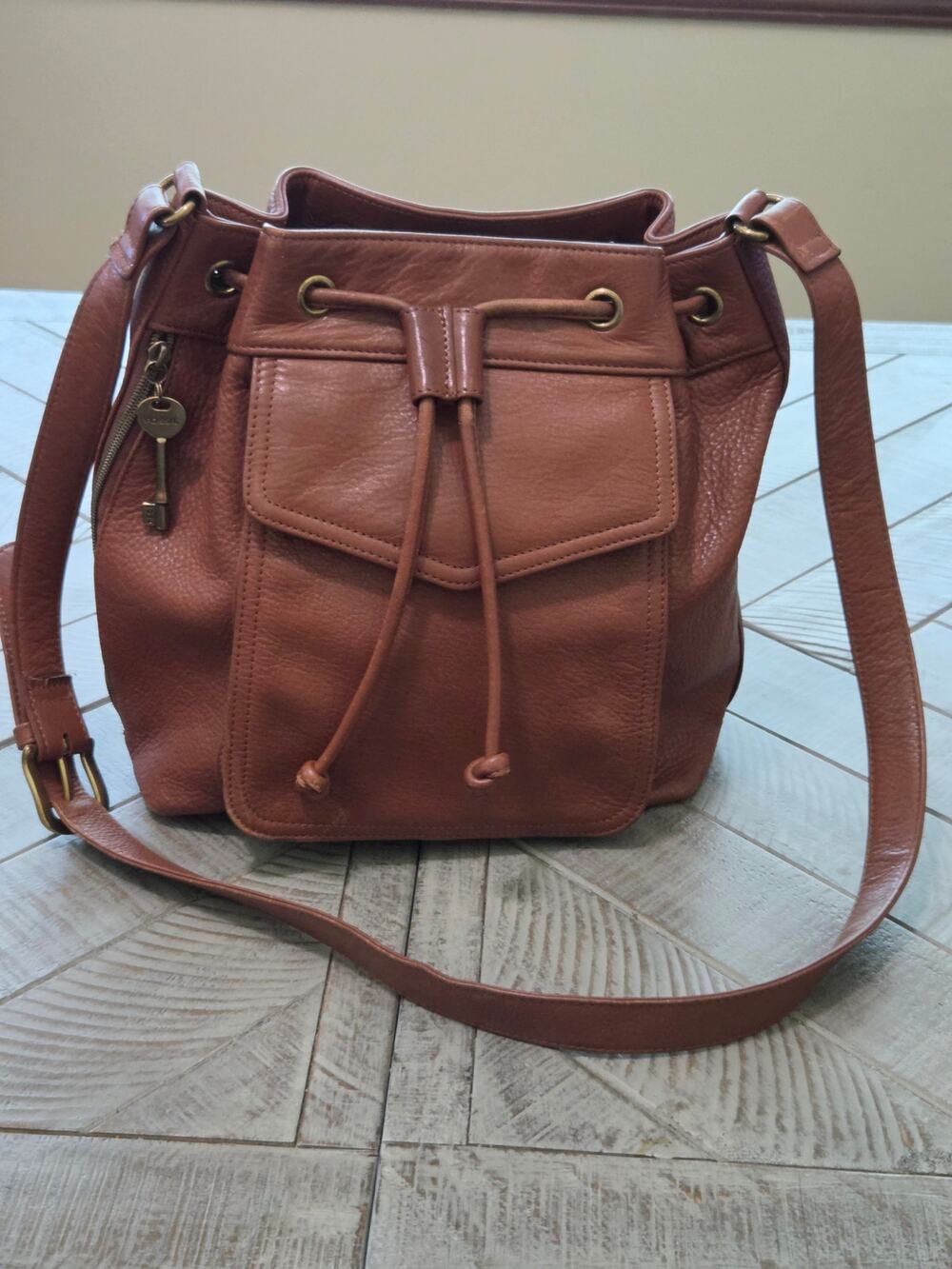 Fossil Y2K Bucket Shoulder Bag Tan Leather Fossil Key Charm